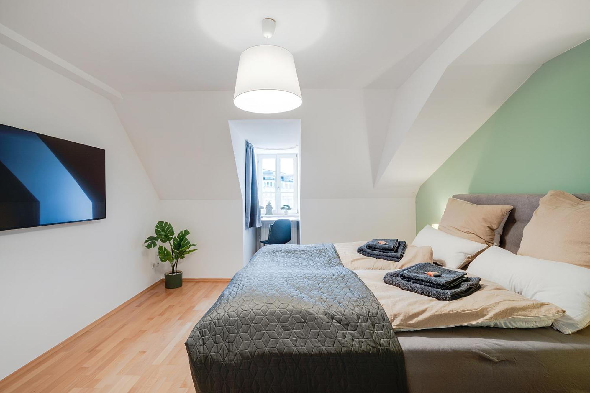 Urban Jungle Design - Historic City Center With Free Parking & Panoramic View By Hero Homes Graz Zewnętrze zdjęcie