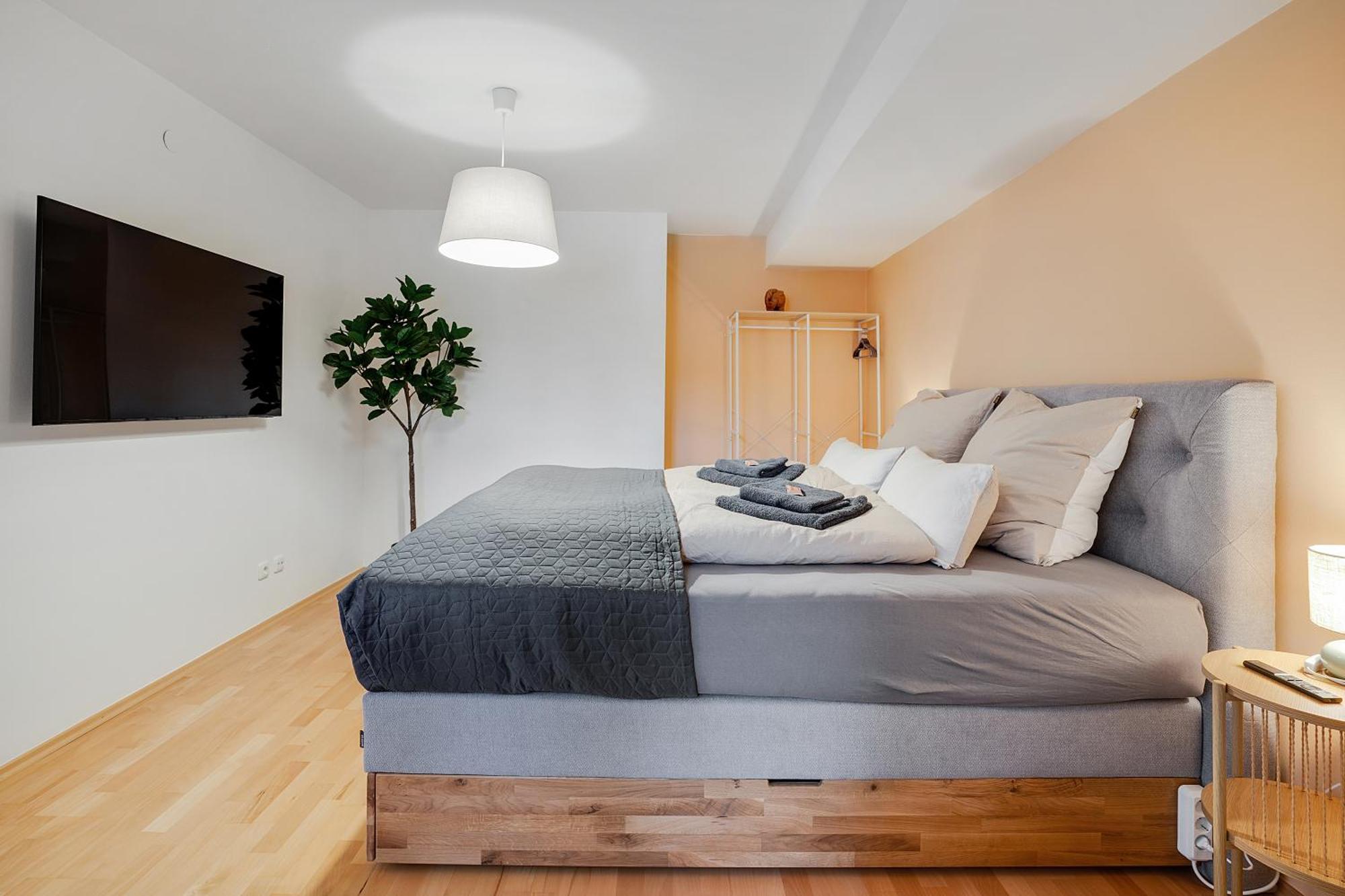Urban Jungle Design - Historic City Center With Free Parking & Panoramic View By Hero Homes Graz Zewnętrze zdjęcie